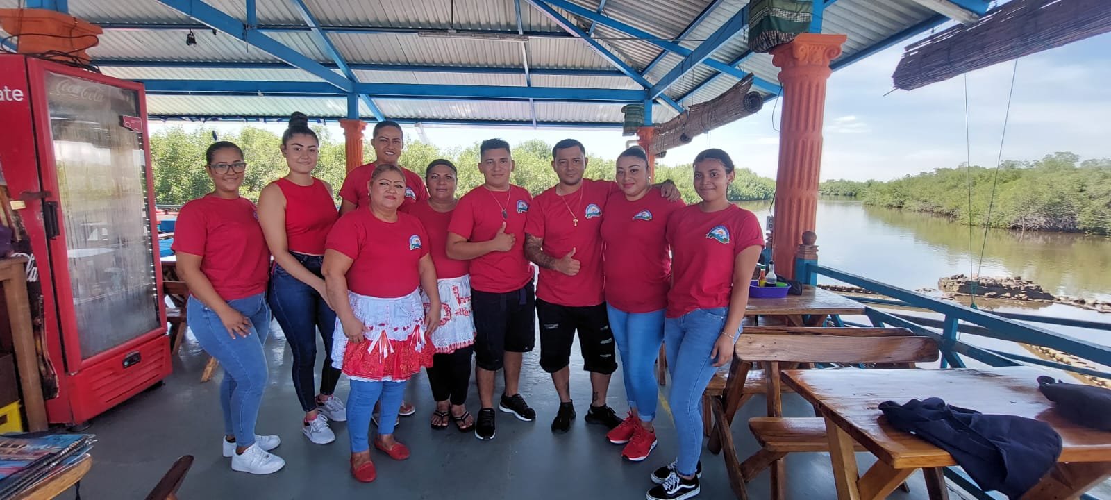 Equipo de Conchódromo Cristy reunido en el restaurante junto al Estero de Jaltepeque